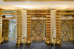 Arabo di Al di Burj dell'hotel delle porte dell'elevatore, Dubai fotografia stock libera da diritti Arabo di Al di Burj dell'hotel delle porte dell'elevatore, Dubai fotografia stock libera da diritti