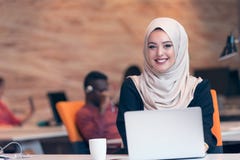 Arabska biznesowa kobieta jest ubranym hijab, pracuje w początkowym biurze obraz stock Arabska biznesowa kobieta jest ubranym hijab, pracuje w początkowym biurze obraz stock