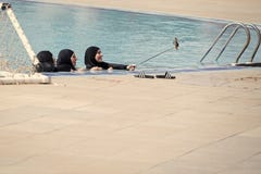 Arabskie kobiety z szczęśliwymi twarzami w czarnym burkini robi selfie obraz stock Arabskie kobiety z szczęśliwymi twarzami w czarnym burkini robi selfie obraz stock