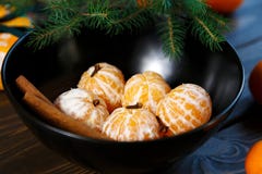 Arancia luminosa dei mandarini matura con le foglie verdi su un piatto grigio con i rami dell'abete sulla tavola di legno Regolaz fotografie stock libere da diritti Arancia luminosa dei mandarini matura con le foglie verdi su un piatto grigio con i rami dell'abete sulla tavola di legno Regolaz fotografie stock libere da diritti