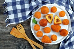 Arancini o conos y bolas del arroz fotografía de archivo libre de regalías Arancini o conos y bolas del arroz fotografía de archivo libre de regalías