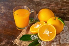 Arancio fresco e un vetro di succo d'arancia su un backg di legno della tavola Fotografia Stock Libera da Diritti Arancio fresco e un vetro di succo d'arancia su un backg di legno della tavola Fotografia Stock Libera da Diritti