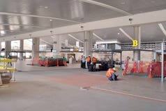 Arbeider die vloer installeren in de bouw van een luchthaven royalty-vrije stock foto's Arbeider die vloer installeren in de bouw van een luchthaven royalty-vrije stock foto's