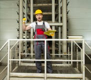 Arbeider op een fabriek stock foto Arbeider op een fabriek stock foto
