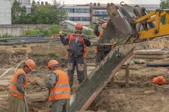 Arbeiders bij de bouwwerf concrete stichting royalty-vrije stock afbeelding Arbeiders bij de bouwwerf concrete stichting royalty-vrije stock afbeelding