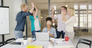 Arbeiders die hoogte vijf geven stock video Arbeiders die hoogte vijf geven stock video