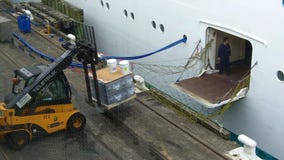 Arbeiders die lading laden in het schip van de passagiersvoering stock videobeelden Arbeiders die lading laden in het schip van de passagiersvoering stock videobeelden