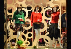Arbeiten Sie Butikenanzeigenfenster mit Mannequins, Speicherverkaufsfenster, Front des Shopfensters um Lizenzfreies Stockbild Arbeiten Sie Butikenanzeigenfenster mit Mannequins, Speicherverkaufsfenster, Front des Shopfensters um Lizenzfreies Stockbild