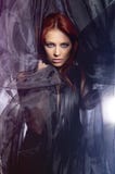 Arbeiten Sie Eintragfaden einer jungen Redhead Kaukasierfrau um lizenzfreie stockfotografie Arbeiten Sie Eintragfaden einer jungen Redhead Kaukasierfrau um lizenzfreie stockfotografie