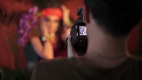 Arbeiten Sie Fotoaufnahme mit Fotografen und schönem weiblichem Modell um Arbeiten Sie Fotoaufnahme mit Fotografen und schönem weiblichem Modell um