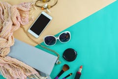 Arbeiten Sie Frauenwesensmerkmale, Kosmetik, Make-upzubehör um stockfotos Arbeiten Sie Frauenwesensmerkmale, Kosmetik, Make-upzubehör um stockfotos