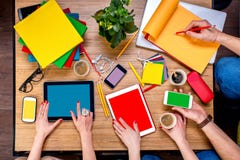 Arbeiten an Tabelle mit Geräten Stockfoto Arbeiten an Tabelle mit Geräten Stockfoto