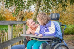 Arbeiten zusammen mit Unfähigkeit stockfotografie Arbeiten zusammen mit Unfähigkeit stockfotografie