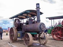 Arbeits-Aultman-Taylor-Maschinendampftraktor am hölzernen Schuhtulpenbauernhof lizenzfreies stockfoto Arbeits-Aultman-Taylor-Maschinendampftraktor am hölzernen Schuhtulpenbauernhof lizenzfreies stockfoto