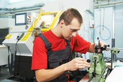 Arbeitskraft, die Hilfsmittel mit optischer Einheit überprüft stockfotos Arbeitskraft, die Hilfsmittel mit optischer Einheit überprüft stockfotos