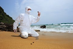 Arbeitskraft in einer überprüfenverunreinigung der schützenden Klage Stockfotos Arbeitskraft in einer überprüfenverunreinigung der schützenden Klage Stockfotos