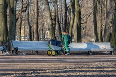 Arbeitskraft säubert Mülltonnen vom Rückstand stockfotos Arbeitskraft säubert Mülltonnen vom Rückstand stockfotos