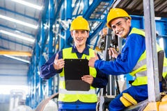 Arbeitskraft- und Gabelstaplerfahrer in der industriellen Fabrik stockfotos Arbeitskraft- und Gabelstaplerfahrer in der industriellen Fabrik stockfotos