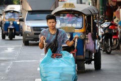 Arbeitskraft, welche die Laufkatze mit zwei Rädern auf der Straße zu den Lieferungswaren an der Sampheng-Handelsstadt, Bangkok, T lizenzfreies stockbild Arbeitskraft, welche die Laufkatze mit zwei Rädern auf der Straße zu den Lieferungswaren an der Sampheng-Handelsstadt, Bangkok, T lizenzfreies stockbild