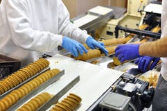 Arbeitskraftartkekse auf einem Förderband in einer Fabrik - producti Lizenzfreie Stockbilder Arbeitskraftartkekse auf einem Förderband in einer Fabrik - producti Lizenzfreie Stockbilder