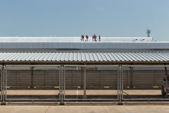 Arbeitskraftmalerei auf dem Dach der Fabrik lizenzfreies stockbild Arbeitskraftmalerei auf dem Dach der Fabrik lizenzfreies stockbild