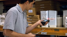 Arbeitskraftscannenprodukte mit einem Barcodescanner stock footage Arbeitskraftscannenprodukte mit einem Barcodescanner stock footage