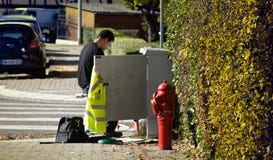 Arbeitskräfte, die Verhältnis-Kommunikationskabelanschluss reparieren stockbild Arbeitskräfte, die Verhältnis-Kommunikationskabelanschluss reparieren stockbild