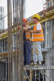 Arbeitskräfte, die Verstärkungsstahlstangen binden stockfotos Arbeitskräfte, die Verstärkungsstahlstangen binden stockfotos