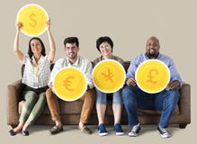 Arbeitskräfte, die Währungsmünze auf der Couch halten lizenzfreie stockfotografie Arbeitskräfte, die Währungsmünze auf der Couch halten lizenzfreie stockfotografie
