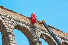 Arbeitskräfte reparieren den Viadukt in Segovia Stockbild Arbeitskräfte reparieren den Viadukt in Segovia Stockbild