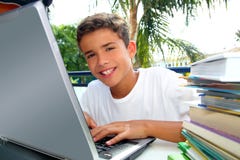 Arbeitslaptop des glücklichen Jugendlichkursteilnehmer-Jungen Stockfotos Arbeitslaptop des glücklichen Jugendlichkursteilnehmer-Jungen Stockfotos