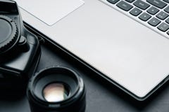Arbeitsplatz auf schwarzer Tabelle des Fotografen Minimaler Arbeitsplatz mit Laptop, Kamera und Linse stockbilder Arbeitsplatz auf schwarzer Tabelle des Fotografen Minimaler Arbeitsplatz mit Laptop, Kamera und Linse stockbilder