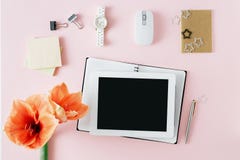 Arbeitsplatz-Tablettenquerstation des flachen Draufsichtbürotischschreibtisches der Lage weibliche lizenzfreies stockbild Arbeitsplatz-Tablettenquerstation des flachen Draufsichtbürotischschreibtisches der Lage weibliche lizenzfreies stockbild