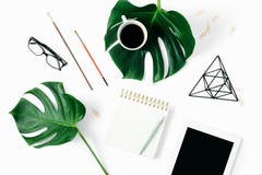 Arbeitsplatztabletten-Zusätze monstera des modernen Bürotischschreibtisches lässt weibliches Ebene gelegte Draufsicht stockfotografie Arbeitsplatztabletten-Zusätze monstera des modernen Bürotischschreibtisches lässt weibliches Ebene gelegte Draufsicht stockfotografie