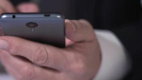 Arbeitssanduhr nahe Mann in der klassischen Klage mit Smartphone, Zeit im Geschäft stock video footage Arbeitssanduhr nahe Mann in der klassischen Klage mit Smartphone, Zeit im Geschäft stock video footage