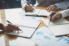 Arbetande konferens f?r Co, g?va f?r aff?rslagm?te som diskuterar arbeta analys med finansiella data och marknadsf?ra tillv?xtrap royaltyfri bild Arbetande konferens f?r Co, g?va f?r aff?rslagm?te som diskuterar arbeta analys med finansiella data och marknadsf?ra tillv?xtrap royaltyfri bild