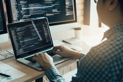Arbetande utveckling för asiatisk man av för programmera och krypteringteknologiwebsite på skrivbordet programmerare för design i royaltyfri fotografi Arbetande utveckling för asiatisk man av för programmera och krypteringteknologiwebsite på skrivbordet programmerare för design i royaltyfri fotografi