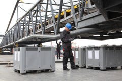 Arbetare på den industriella platsen royaltyfri fotografi Arbetare på den industriella platsen royaltyfri fotografi