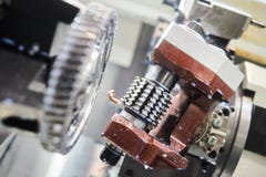 Arbete för kugghjulmalningmaskin Mala maskin för CNC i metallarbetebransch royaltyfri bild Arbete för kugghjulmalningmaskin Mala maskin för CNC i metallarbetebransch royaltyfri bild