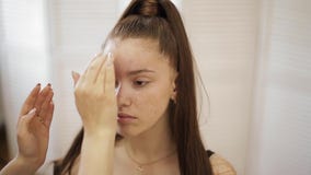 Arbete för makeupkonstnär med modellen i skönhetstudio Mode gör för elegant rödhårig manmodell utan makeup start stock video Arbete för makeupkonstnär med modellen i skönhetstudio Mode gör för elegant rödhårig manmodell utan makeup start stock video