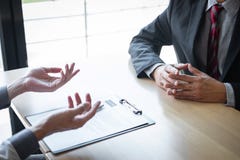 Arbetsgivaren som ankommer f?r en jobbintervju, aff?rsmannen lyssnar till kandidatsvar som f?rklarar om hans dr?m- jobb f?r profi royaltyfria bilder Arbetsgivaren som ankommer f?r en jobbintervju, aff?rsmannen lyssnar till kandidatsvar som f?rklarar om hans dr?m- jobb f?r profi royaltyfria bilder