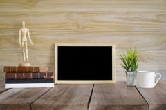 Arbetsutrymmeåtlöje upp samtida: wood skrivbord för wood tabletop med royaltyfria bilder Arbetsutrymmeåtlöje upp samtida: wood skrivbord för wood tabletop med royaltyfria bilder