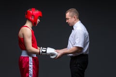 Arbiter sprawdza młodego boksera obraz stock Arbiter sprawdza młodego boksera obraz stock
