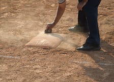 Arbitre sur le champ de base-ball ou de base-ball de marbre image libre de droits Arbitre sur le champ de base-ball ou de base-ball de marbre image libre de droits