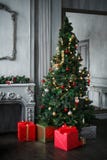 Arbre de Noël avec des présents dans des boîtes rouges photographie stock libre de droits Arbre de Noël avec des présents dans des boîtes rouges photographie stock libre de droits