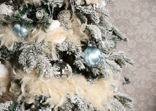 Arbre de Noël avec les papillons roses et blancs de fleurs artificielles d'ornement de patchwork pendant la nouvelle année Photo libre de droits Arbre de Noël avec les papillons roses et blancs de fleurs artificielles d'ornement de patchwork pendant la nouvelle année Photo libre de droits