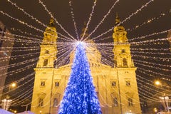 Arbre de Noël dans la place de la basilique de St Stephen, Budapest, Hunga Photographie stock Arbre de Noël dans la place de la basilique de St Stephen, Budapest, Hunga Photographie stock