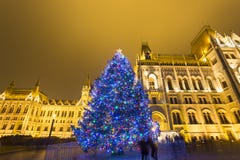 Arbre de Noël en Front Off Parliament Building, chez Kossuth Squa photographie stock libre de droits Arbre de Noël en Front Off Parliament Building, chez Kossuth Squa photographie stock libre de droits