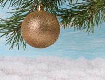 Arbre de Noël jaune sur une branche Fond d'an neuf photographie stock libre de droits Arbre de Noël jaune sur une branche Fond d'an neuf photographie stock libre de droits
