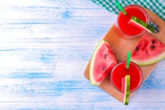 Arbuzów smoothies i plasterki świeży arbuz na błękitnym drewnianym stołowym odgórnym widoku Z miejscem dla inskrypci obraz royalty free Arbuzów smoothies i plasterki świeży arbuz na błękitnym drewnianym stołowym odgórnym widoku Z miejscem dla inskrypci obraz royalty free
